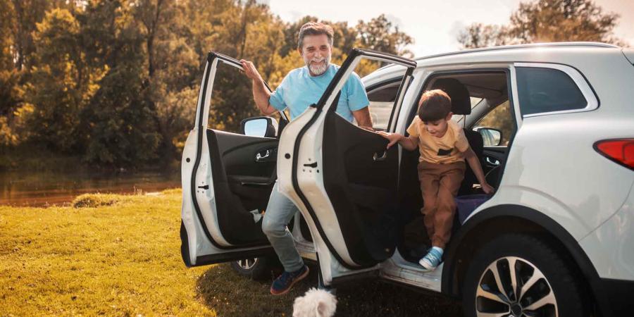 Une famille sortant du véhicule